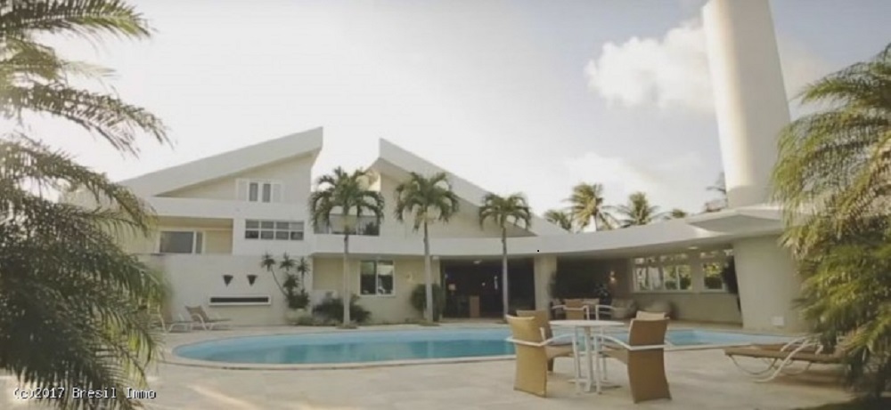 Villa im Dunas Viertel, 1.600 m² Wohnfläche, erbaut auf einem Grundstück von 3000 m². 6 Suiten, 12 Parkplätze, Meerblick. Das Anwesen hat zwei Zugänge zu den Halle, jede Suite verfügt über Wohnzimmer, Esszimmer, Balkon, Terrasse, psicine, Saunaraum, Videoüberwachung, Garten. Die Region beinhaltet den Strand in Fortaleza, der Strand der Zukunft, beliebt bei Touristen.